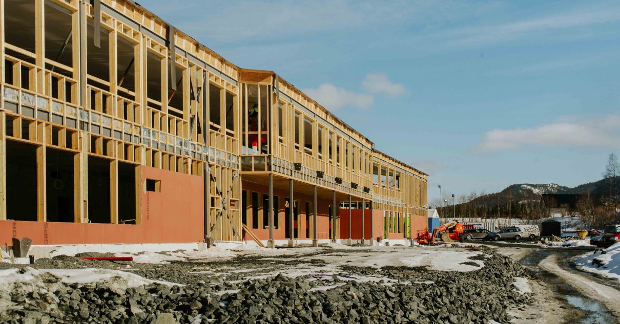 Det nye skolebygget med miljøvennlige materialer vil bli innflyttingsklart rundt årsskiftet.