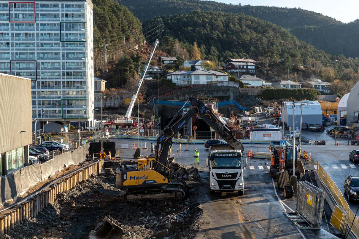 NCC jobber nå med endestasjonen for Bybanen i Bergen til Fyllingsdalen, som ligger ved kjøpesenteret Oasen. Foto: Eivind Senneset