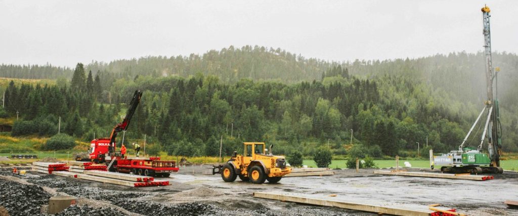 Skolebygg i Namdalseid bygges effektivt på utfordrende leirgrunn. Nye pelingsmetoder med Glasopor gir tidsbesparelser og pålitelig fundament.