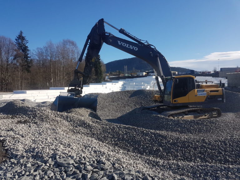 Glasopor gjør det mulig å bygge stabil motorvei på landets dårligste grunnforhold. Samtidig reduseres setningsskader og motorveien krever lite vedlikehold.