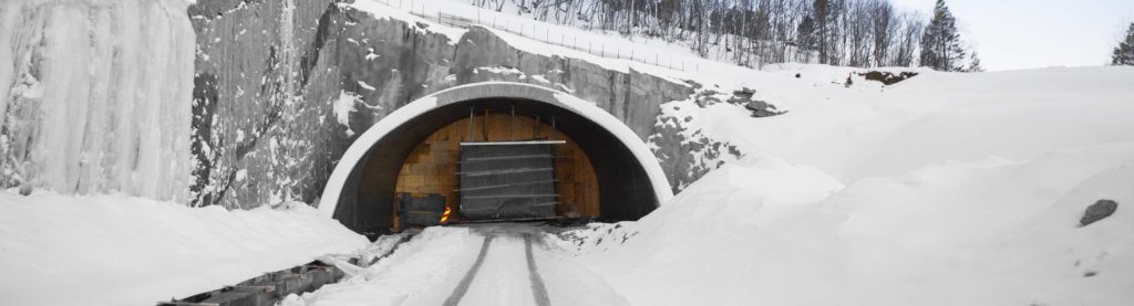 Anleggsleder Ole Jakob Gjetrang i Hæhre Entreprenør AS har bygget tunneler i hele Norge. Dette mener han er løsningen for å lage en solid veibane.