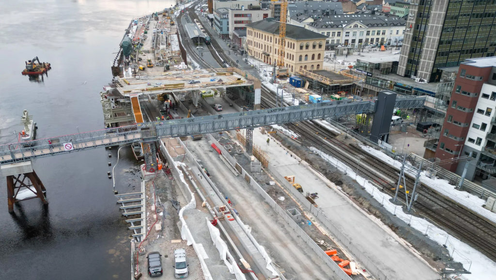 Dronefoto som viser deler av anleggsområdet. Når perrongene forlenges, blir det plass til to lange togsett. Se bildeserie.Foto: Bane NOR v/Aleksandar Kesonja