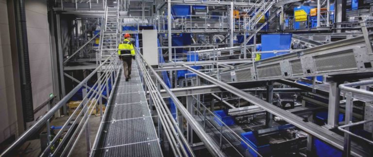 – Det er helt essensielt at du sorterer ut glass fra avfallet, forklarer markedssjefen til Europas mest moderne sorteringsanlegg.
