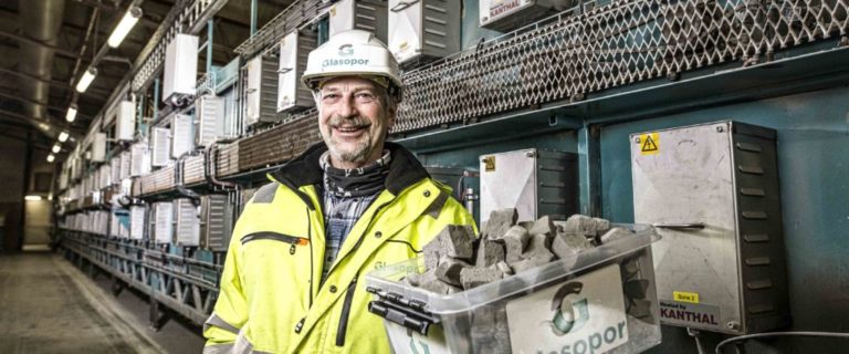 Ingeniører har reist helt fra Australia til Skjåk for å lære hvordan de kan produsere skumglass av nedknust resirkulert glass.