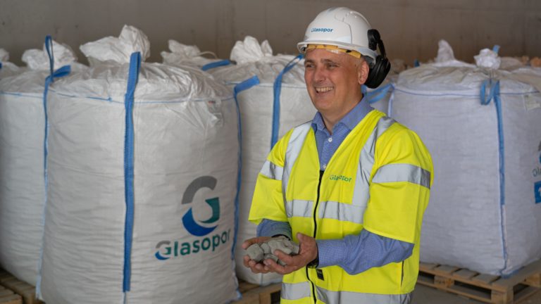 Truls Børresen med Glasopor-storsekker