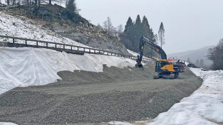 Vassbakk & Stol sin gravemaskin i sving med Glasopor på E134 Espelandssvingane