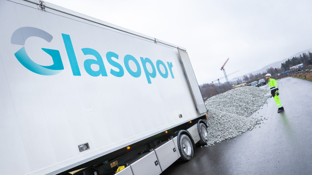 Tommy Slettom i SKS Transport tipper Glasopor på omkjøringsvei på prosjektet Rv. 4 Roa-Gran