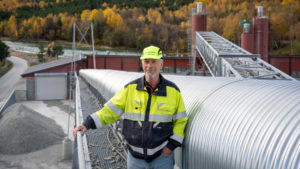 Svein Lund ved transportbåndet på fabrikken i Skjåk