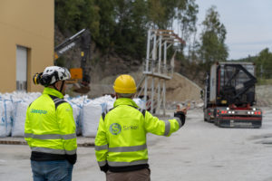 Det er høy aktivitet på Glasopors fabrikk i Onsøy i Fredrikstad om dagen hvor de dobler produksjonen. Foto: TUM Studio