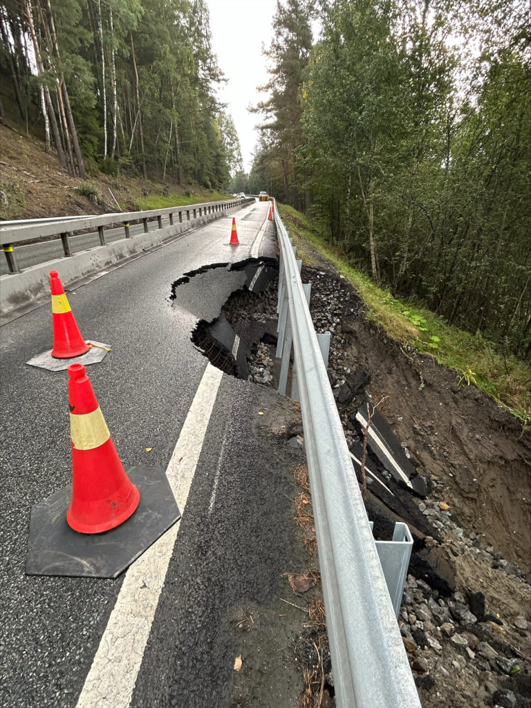 Det var store skade på veien ved E16 Eggemoen. Foto: Statens Vegvesen