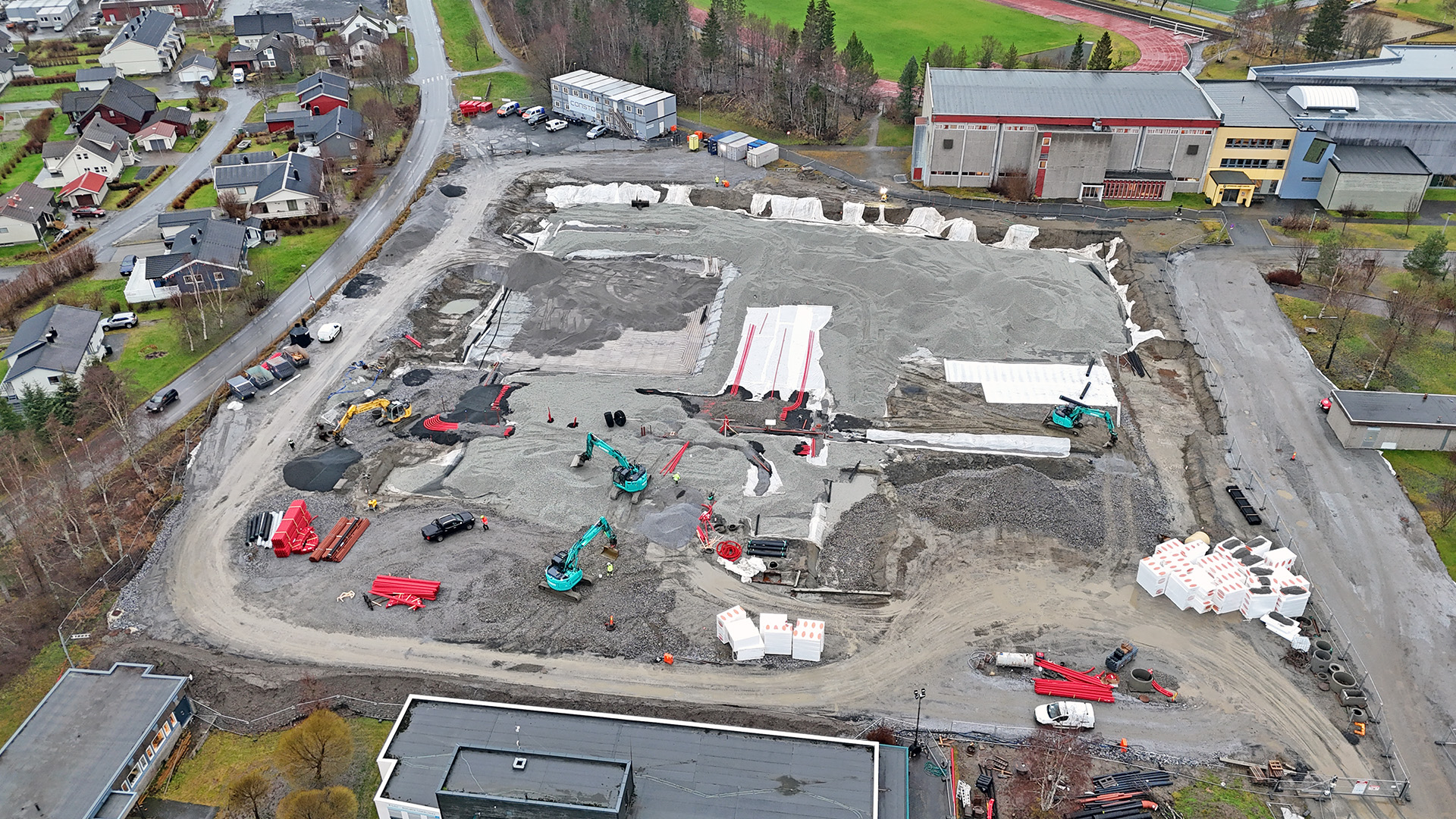 Rundt 10.000m3 legges ut som fundament til den nye skolen på Kippermoen. Dronefoto: Consto