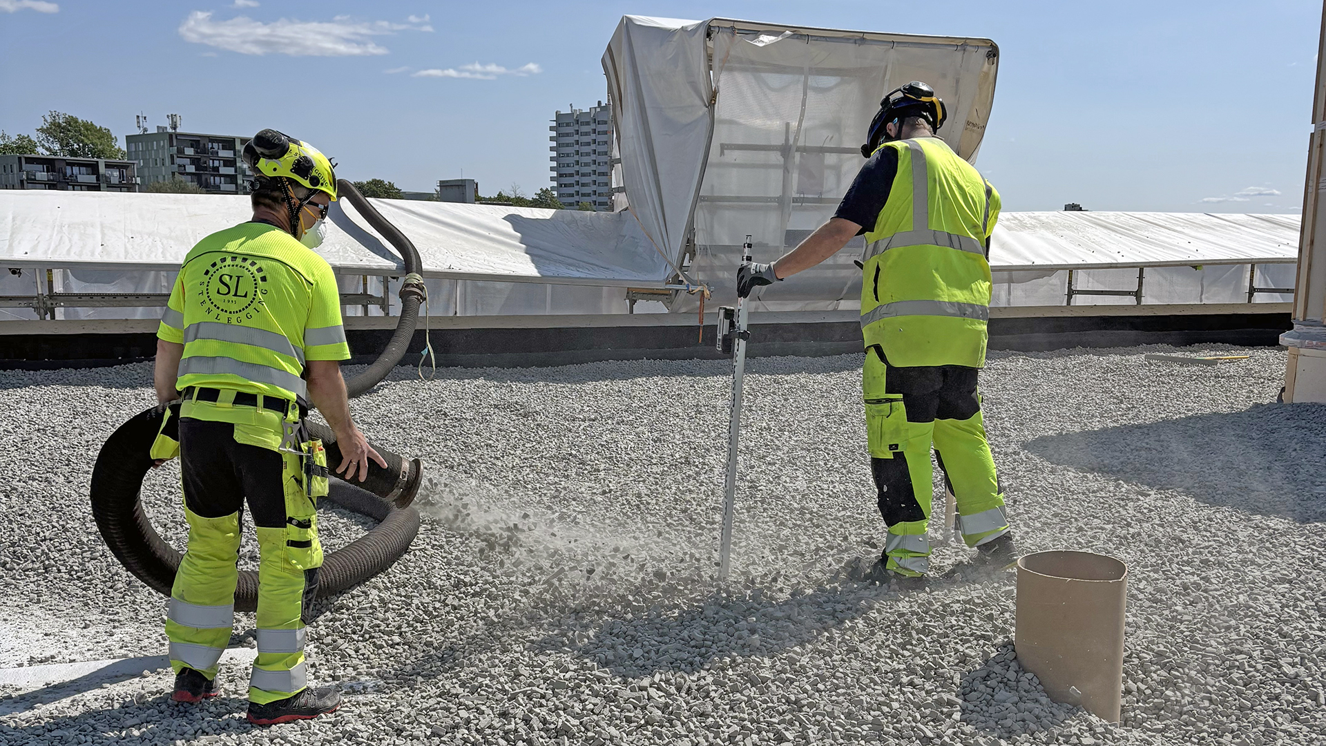 Arbeidsfellesskapet Skaaret Landskap og SL Stenlegging har tatt i bruk en arbeids- og tidsbesparende metode for å anlegge Økern skoles grønne tak med Glasopors blåseløsning. Foto: Eirik Lieth, Skaaret Landskap
