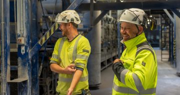 Fabrikksjef Svend Aage Larsen (t.h.) forteller at de ansatte har kommet med verdifulle innspill til fornyingen av fabrikken. Foto: TUM Studio