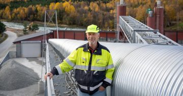 Svein Lund ved transportbåndet på fabrikken i Skjåk